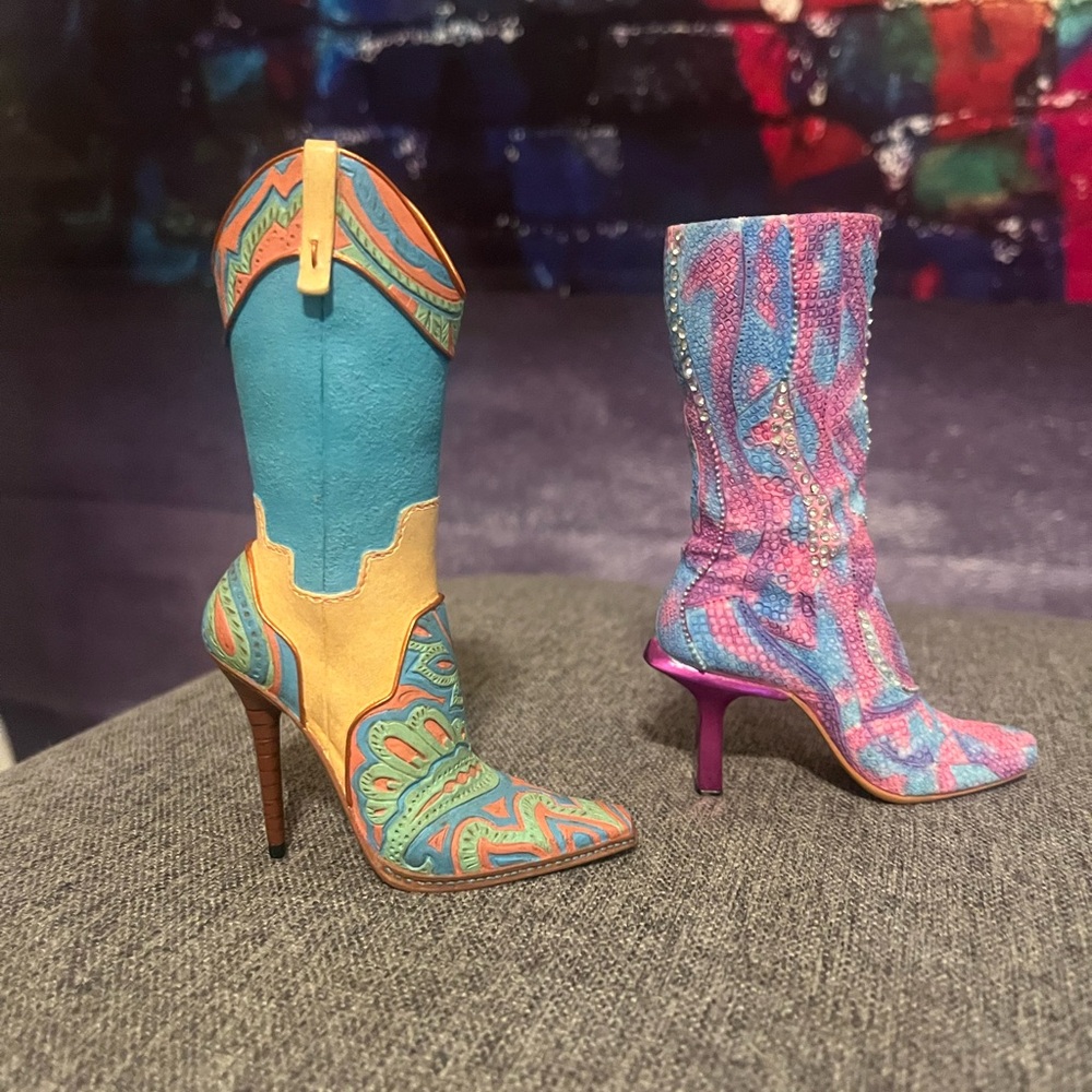 Western figurine boots